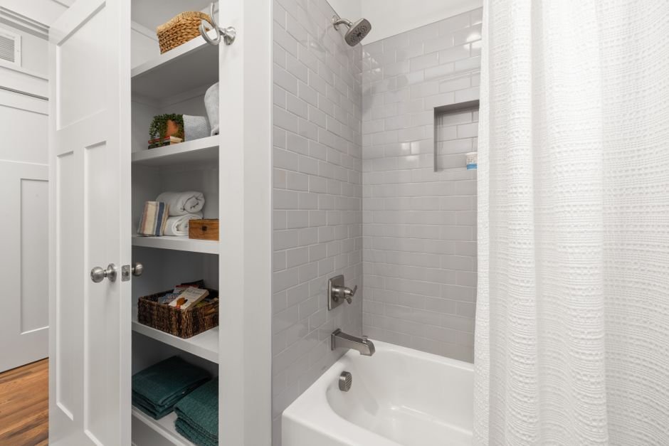 Wall-Mounted Shelves: An Efficient Bathroom Storage Idea — Pros and Cons