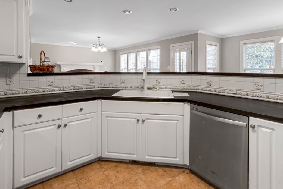 Corner Kitchen Sink vs. Standard Kitchen Sink: Which One to Choose? — Corner Kitchen Sink vs. Standard Kitchen Sink: What's the Difference?