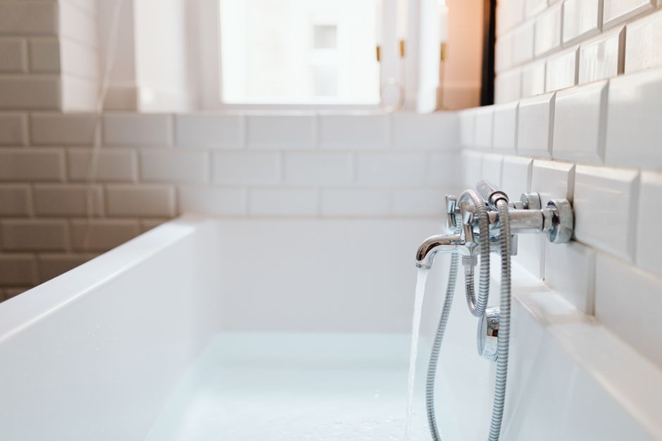 How To Clean An Old Stained Bathtub — 1. Identify Your Bathtub Material