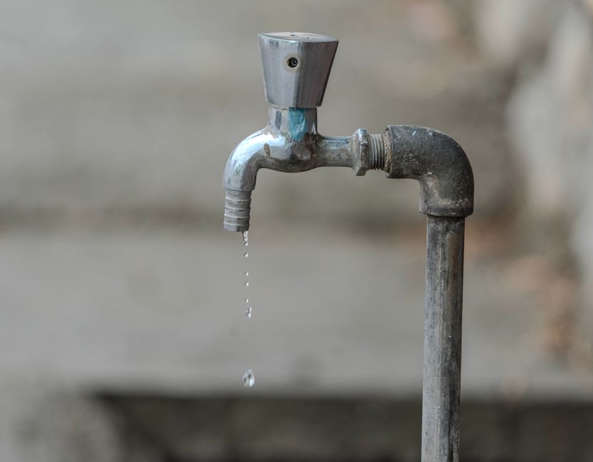 How To Fix Leaking Pipe Under Bathtub — Shut Off the Water Supply