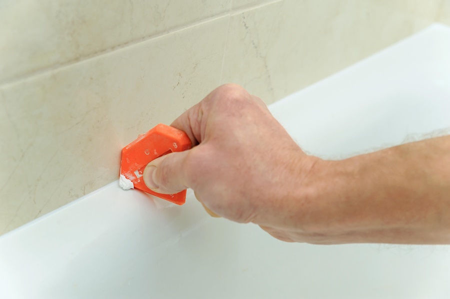 how to caulk a bathtub