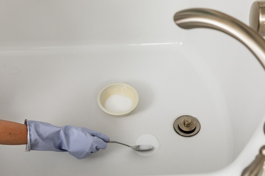how to clean bathtub with baking soda
