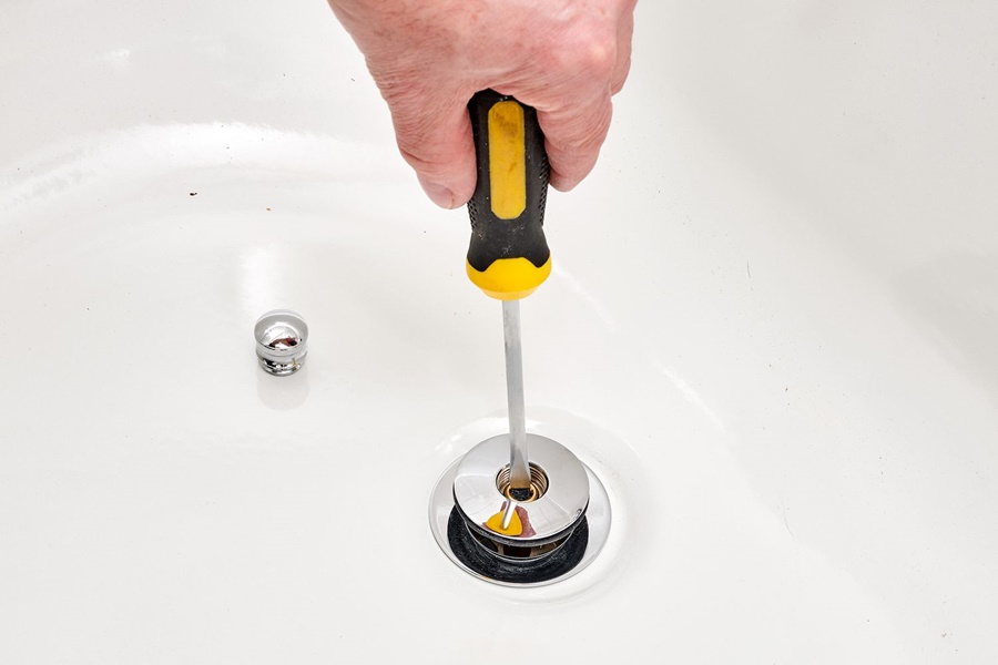 how to unscrew bathtub drain