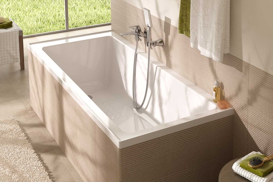 how wide is a bathtub