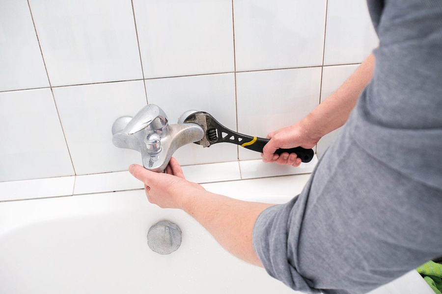 why is my bathtub faucet leaking
