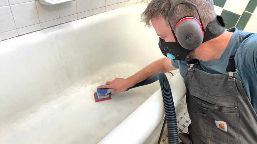 how much does it cost to reglaze a bathtub
