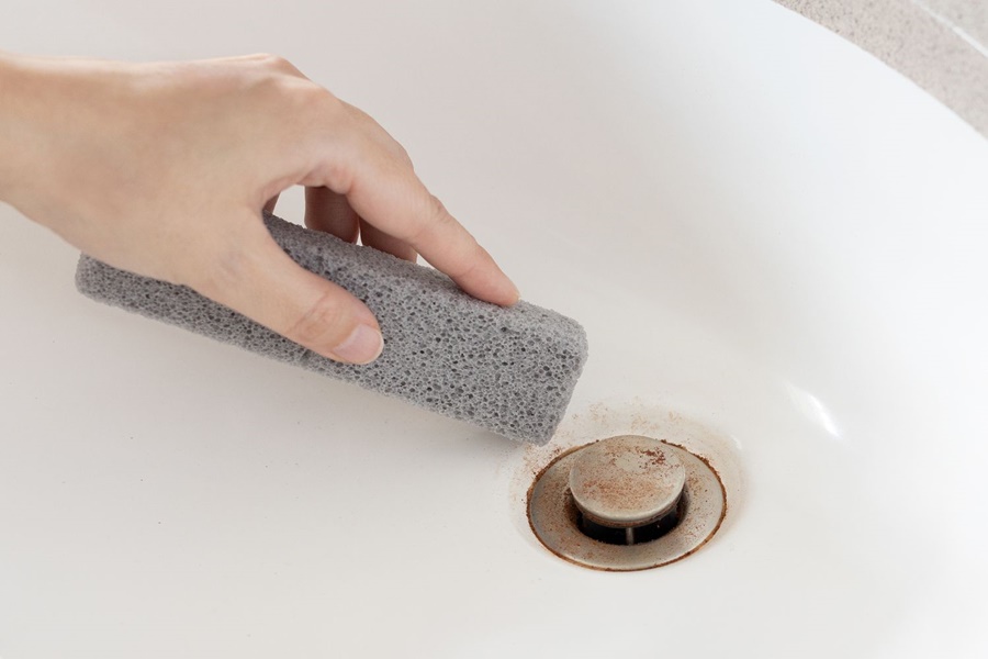 how to remove rust from bathroom sink