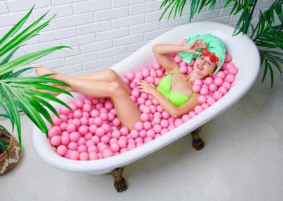 difference between acrylic and fiberglass tubs