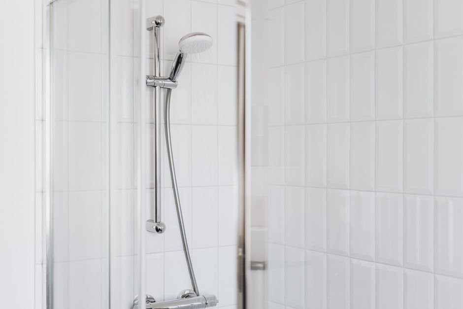 how to clean a shower head