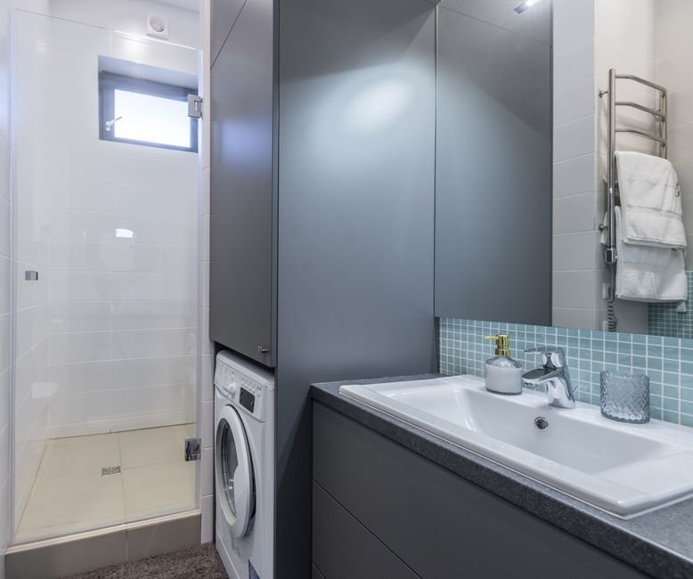 how to declutter a small bathroom