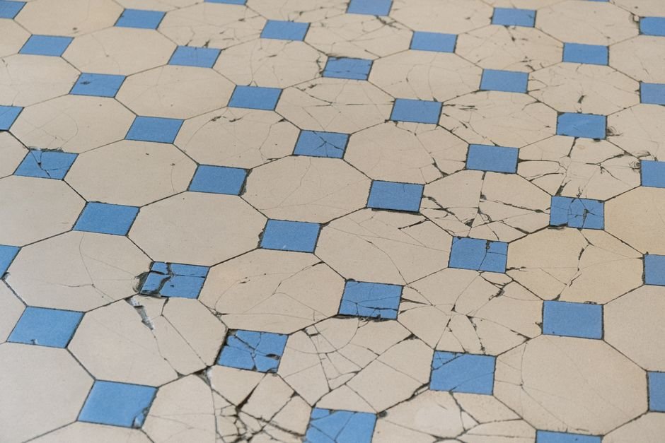 why are my bathroom tiles cracking